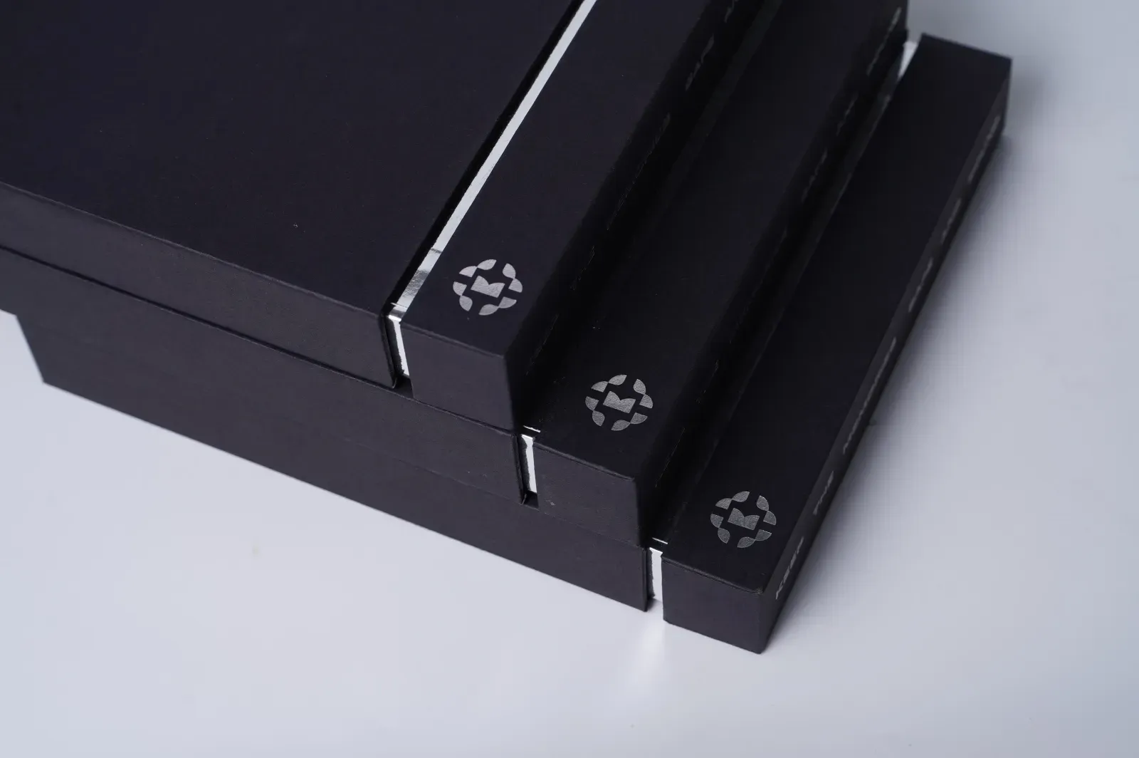 Corners of the black Memoriv keepsake boxes with the foil-pressed logo