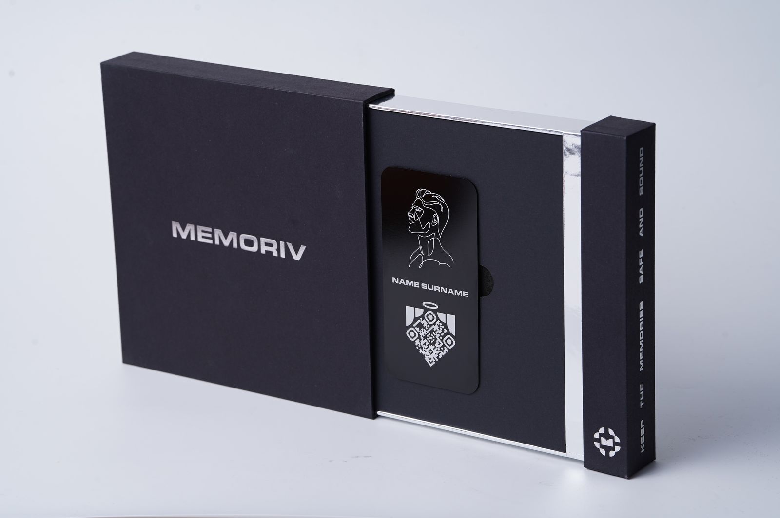 Opened Memoriv presentation box
