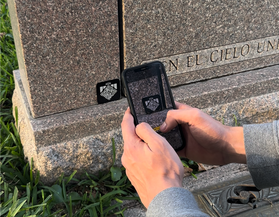 Scanning a Memoriv QR medallion